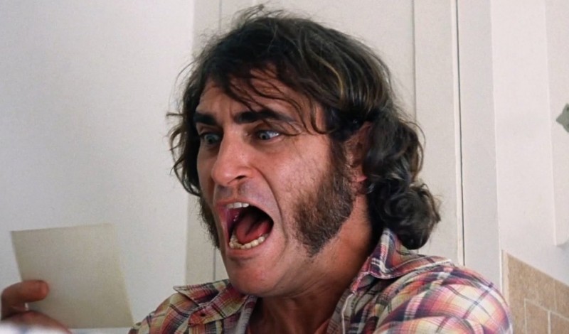 INHERENT VICE - image du film Joaquin Phoenix screaming - Go with the Blog