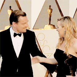 GIF - Kate Winslet Leonardo DiCaprio Arriving Red Carpet 6 OSCARS 2016