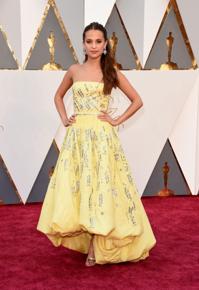 OSCARS 2016 - Alicia Vikander 2 Louis Vuitton Dusty Yellow red carpet 2016 tapis rouge - Go with the Blog