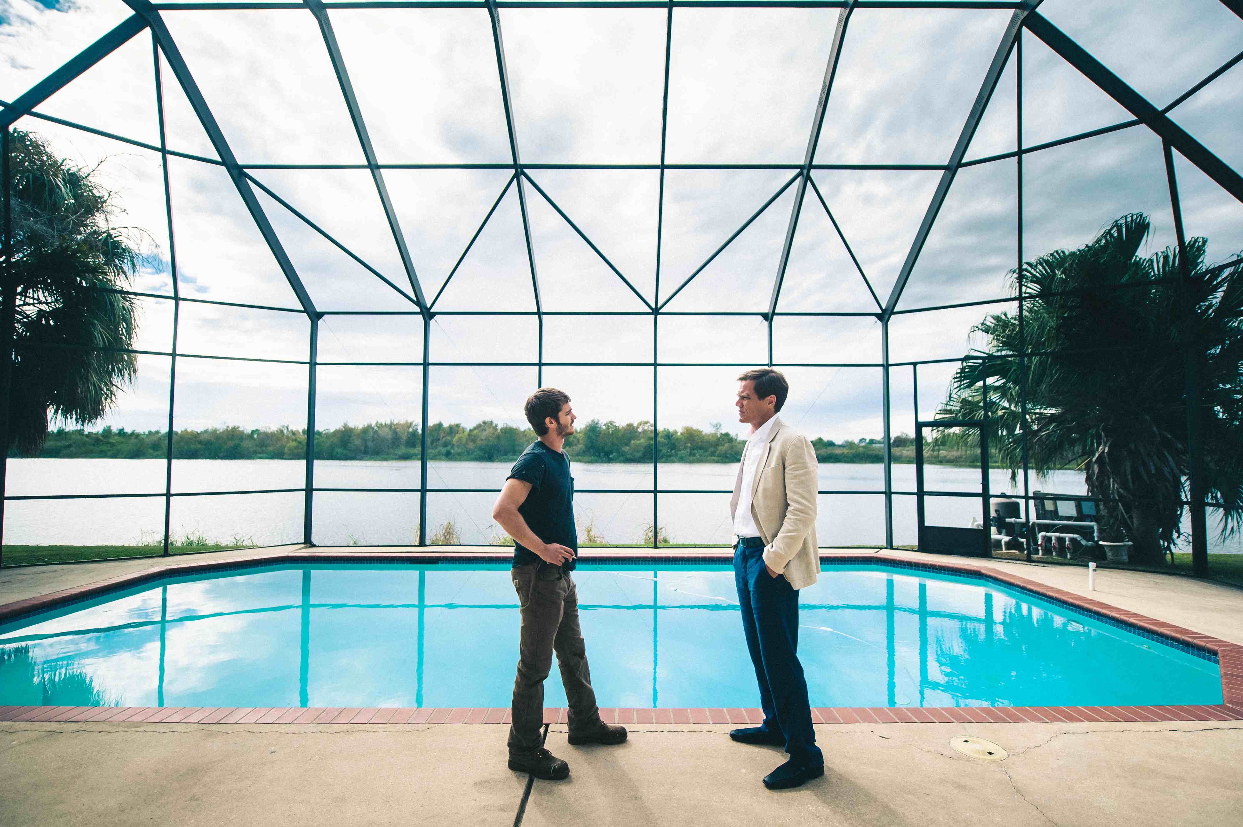 99 HOMES - Image du film 11 Michael Shannon Andrew Garfield - Go with the Blog